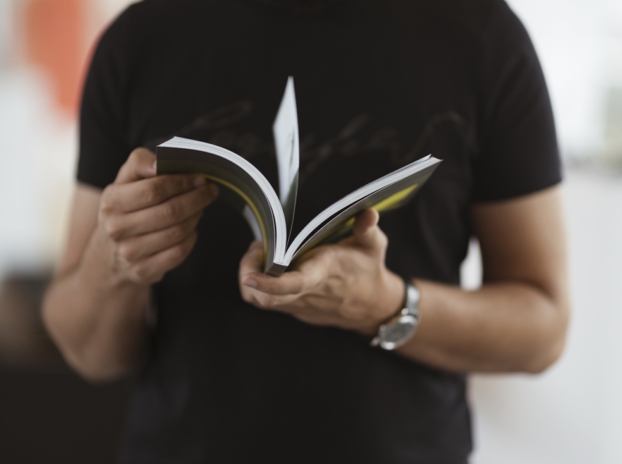 Hombre sujetando un libro. / Magnific